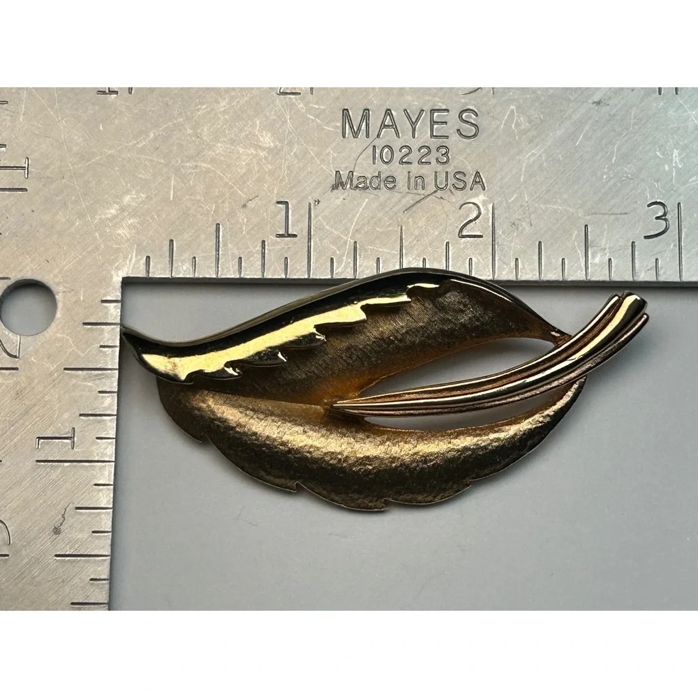 Vintage Gold Tone Leaf Pin Brooch Elegant Nature Inspired Jewelry Accent